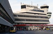 Bandara Tegel Berlin (kiri), akan ditukarkan oleh Bandara Brandenburg Berlin (kanan).