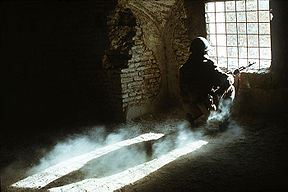 Seorang prajurit Soviet berhati-hati di Afganistan, 1988.
